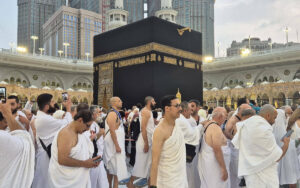 Кыргызстан временно ограничил поездки на умру