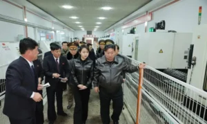 Ким Чен Ын с дочерью посетил военный завод КНДР