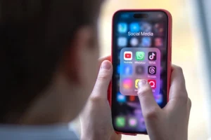 ОАЭ запретили соцсети детям младше 15 лет